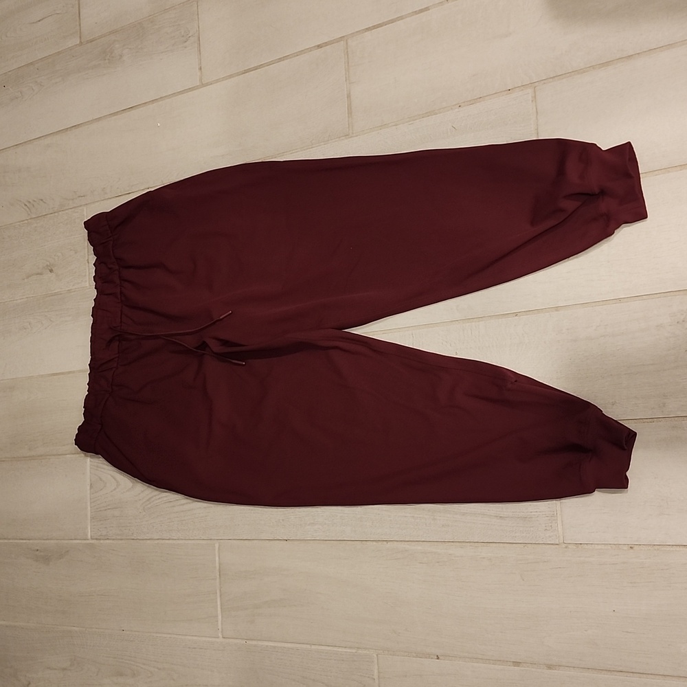 LULULEMON On The Fly Jogger *Woven Pants  Burgundy